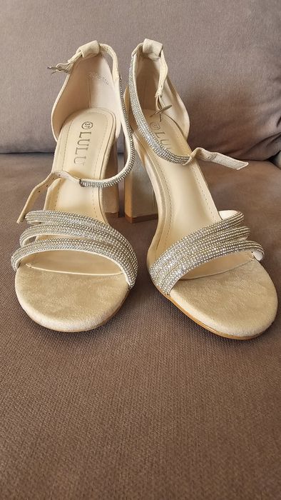 Бежови сандали на ток, номер 37, нови