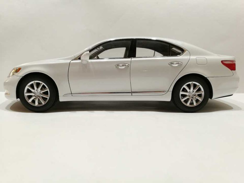 1:18 Lexus LS 460 white metallic.