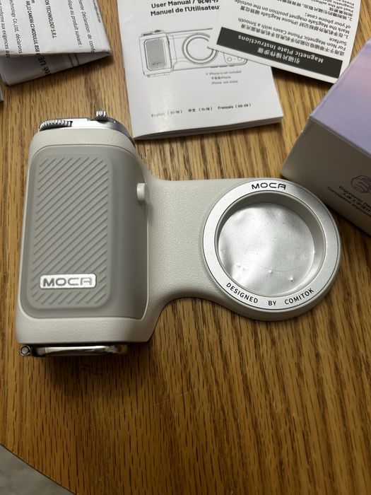 COMITOK MOCA Grip за iPhone – магнитна ръкохватка за снимане