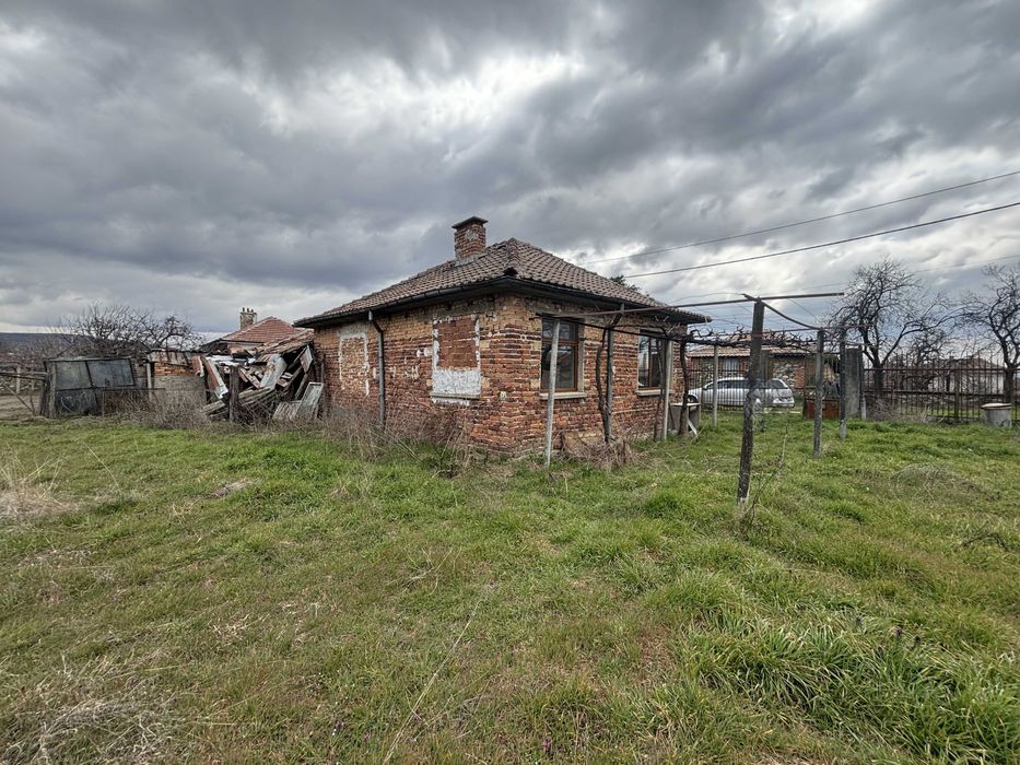 КЪЩА с ГОЛЯМ ДВОР в с. Васил Левски