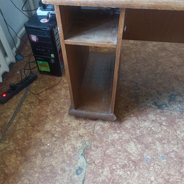 Продаётся компьютерный стол.