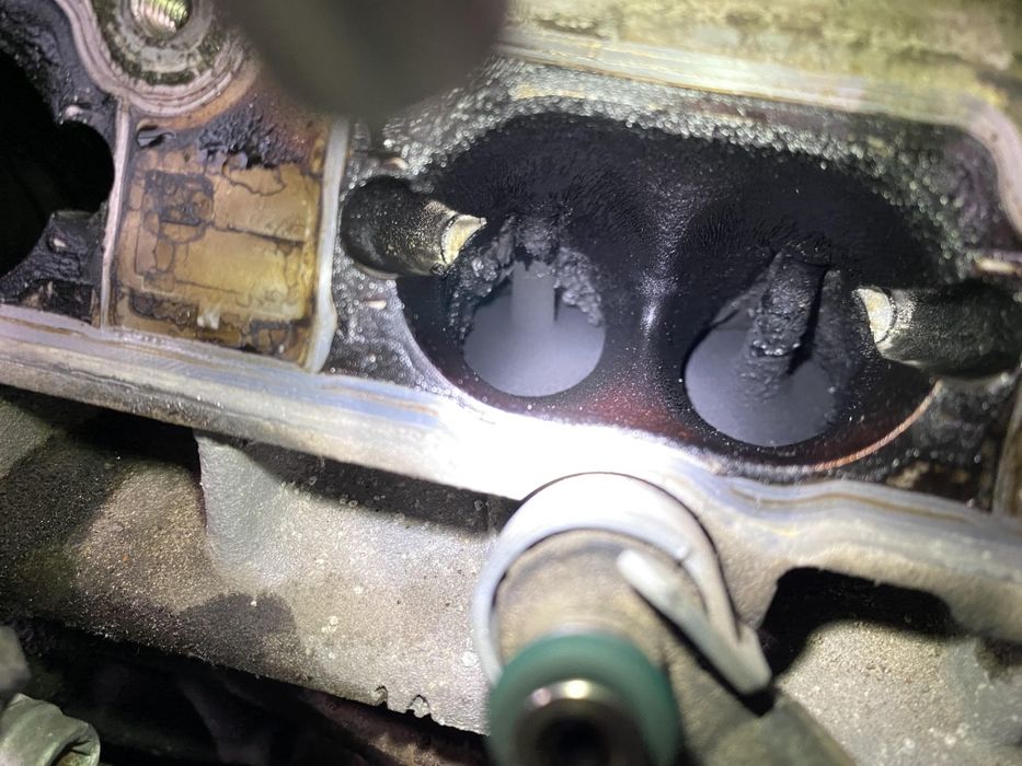 Машинно почистване на всмукателни клапани и портове Walnut Blasting