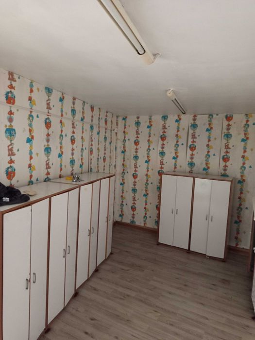 Продавам партерни търговски помещения