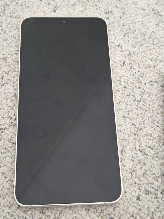 Продавам Samsung 23+