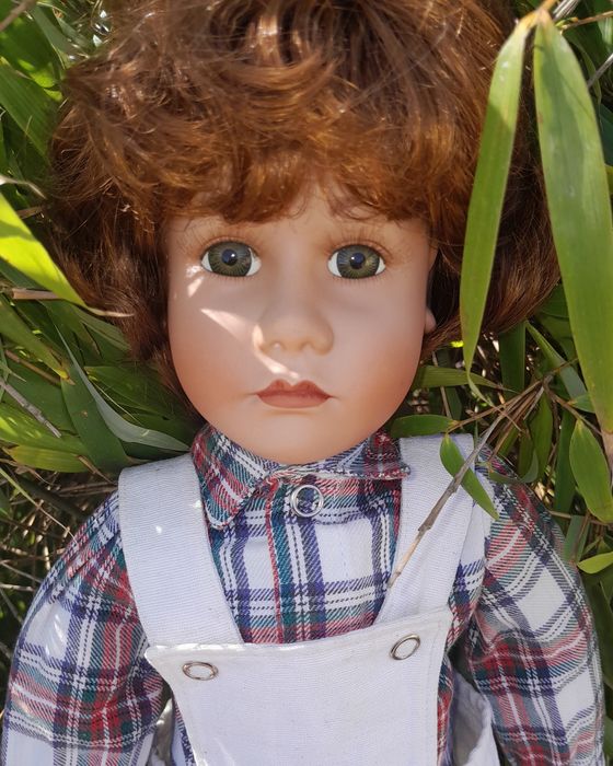 Порцеланова кукла момче