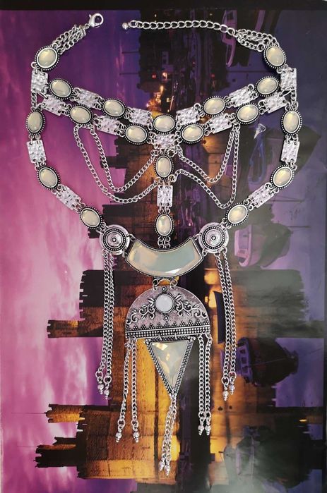 Ново. Масивно колие с камъни