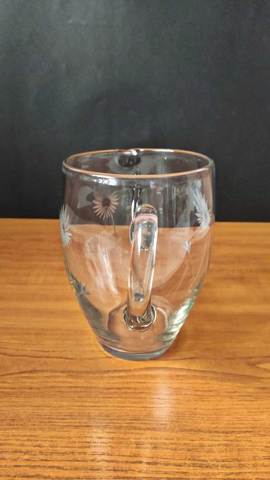 Голяма стъклена кана с гравирани цветя