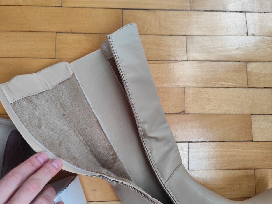 Дамски бежови ботуши