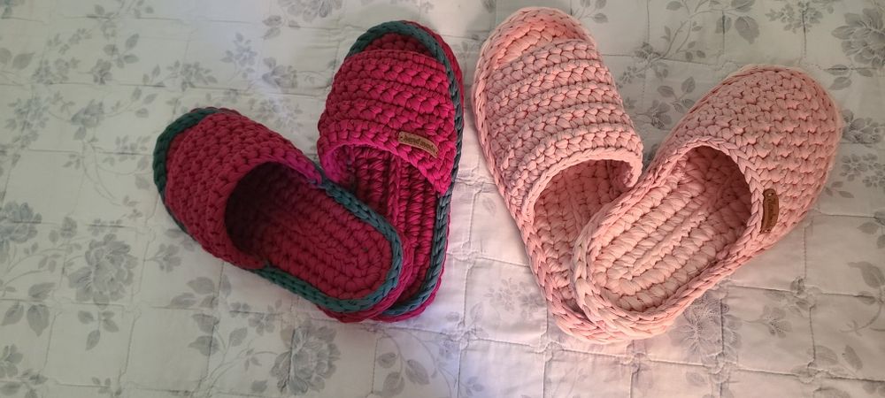 Тапочки комнатные.Вязаные из трикотажной пряжи. Могу связать на заказ.