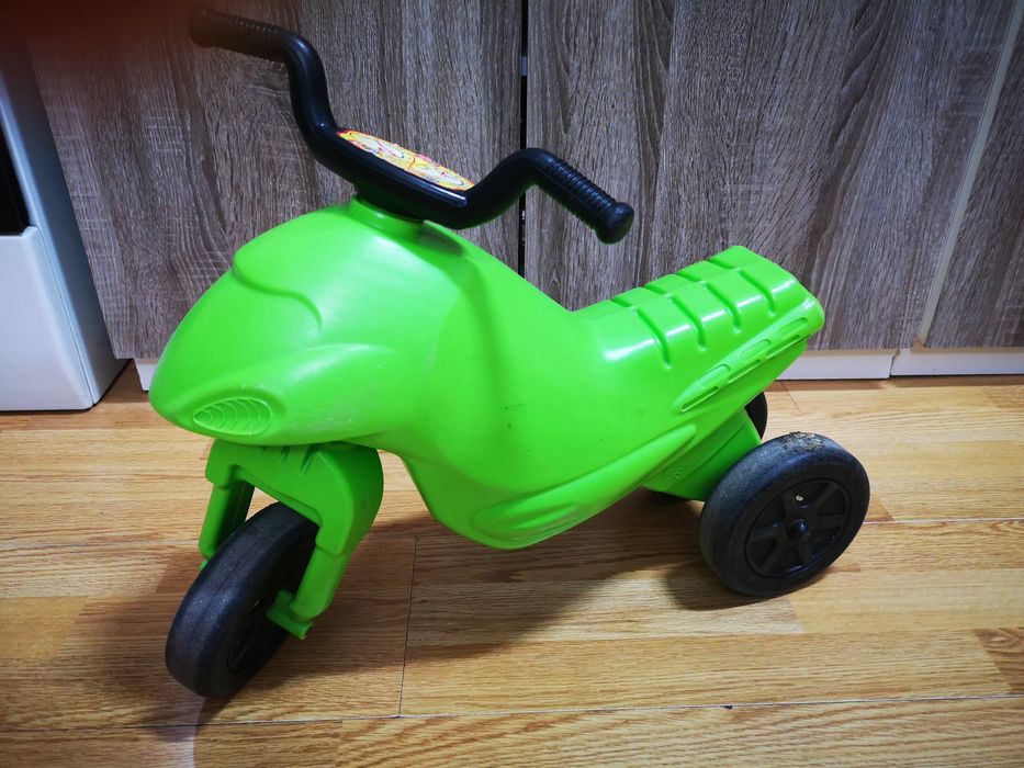 Motor/tricicleta/bicicleta fără pedale.