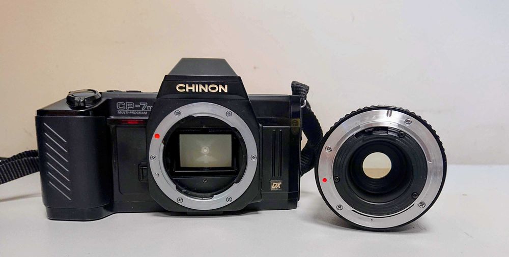Aparat foto SLR film 35 mm Chinon CP-7m cu obiectiv Exakta 35-70mm cu blitz si inca un obiectiv bonus