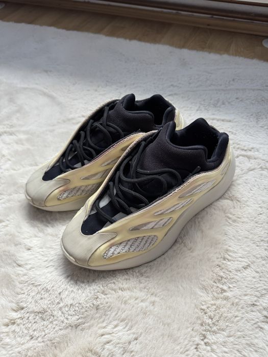Yeezy 700 V3 azael