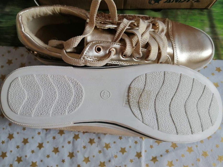 Tenesi noi de dama / moderni / ușori și comozi / mărime 40