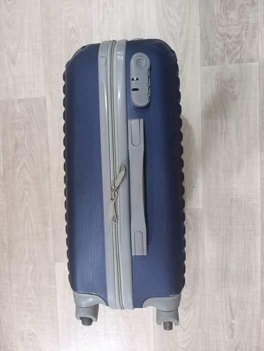 Продам дорожный чемодан