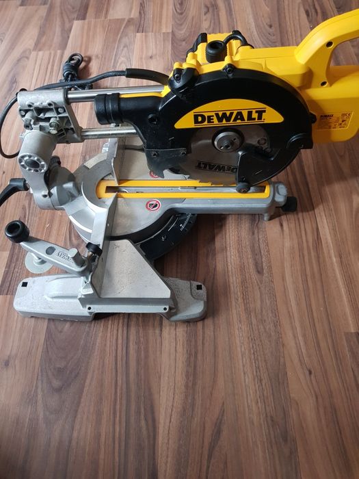 Circular pentru taieri înclinate Dewalt DWS 774