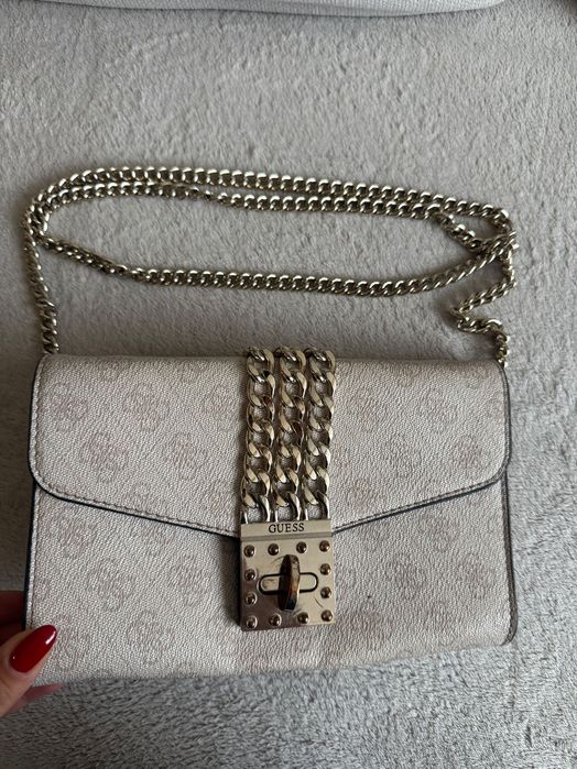 Чанта Guess подходяща за всеки повод