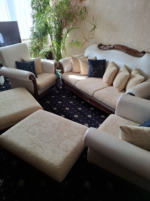 Запазена холна гарнитура , диван два фотьойла и две таблетки.