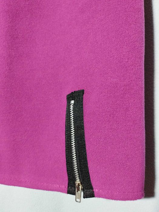 Fustă roz din stofă groasă VINDEM SI FACEM BUCURII citește descrierea