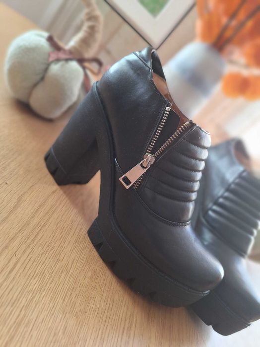 Ghete scurte, cu toc gros si platforma