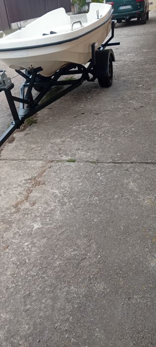 Лодка с колесар и двигател