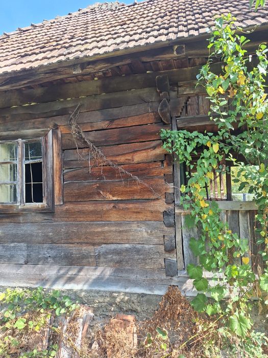 Casa de lemn vechi pentru relocare