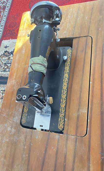 Швейная машина на ножках