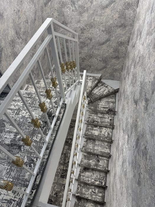 Профессиональная укладка ковров на лестницу!