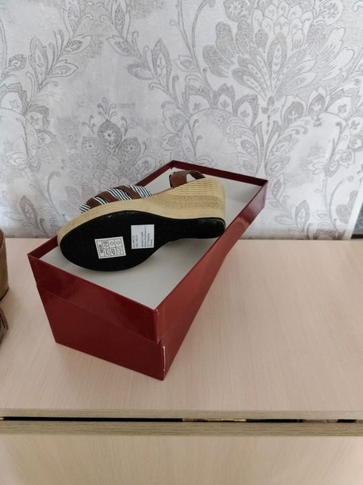 Продам босоножки новые