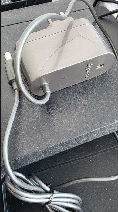 Aspirator vertical Dyson DC45. bateria originala, incarcatorul original, teava si perie motorizata