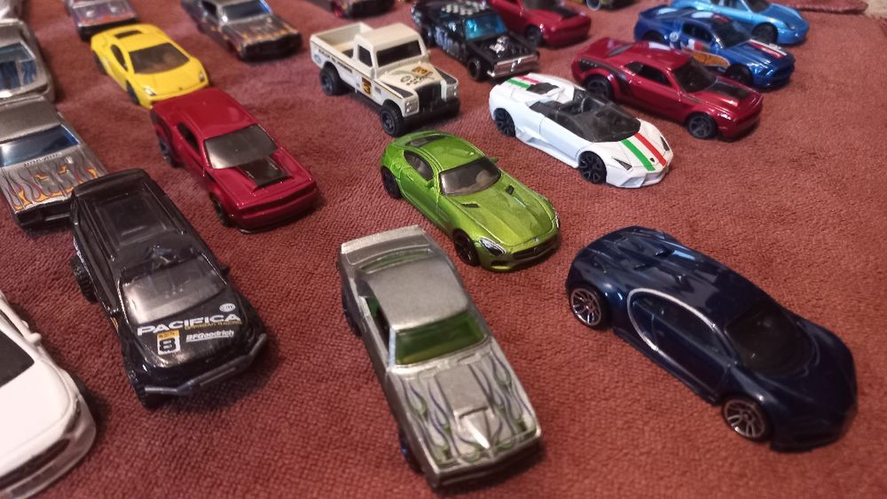 Модельки жилезные новые Hot Wheels