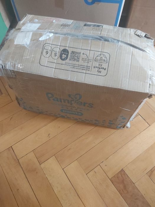 Donez o cutie cu haine ptr băieți
