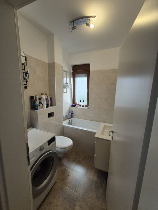 Vând apartament 3 camere în  Dumbrăvița