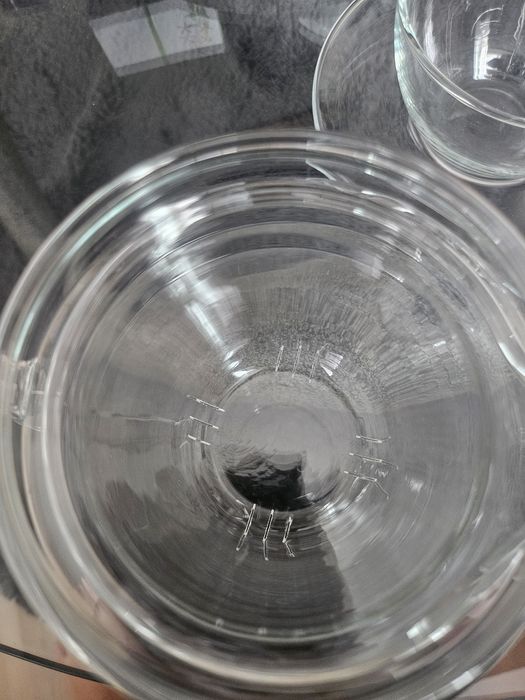 Стъклен чайник с цедка и две чашки