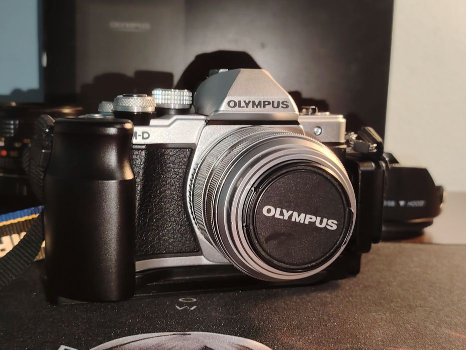 Olympus OM-D E-M10 Mark II + 3 обекти (3450 кадъра), грип и аксесоари.