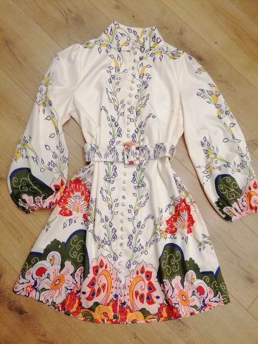 Страхотна рокля с флорални мотиви