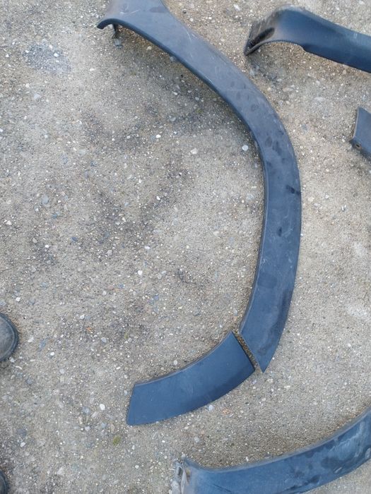 Пластмасови вежди/добавка за калник/Дачия Дъстър от2010г до 2017г.