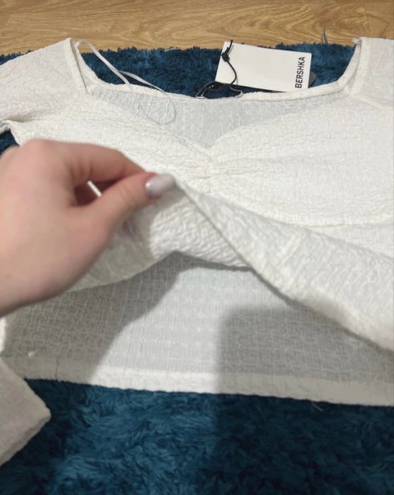 Bluza / top cu maneca lunga si decolteu