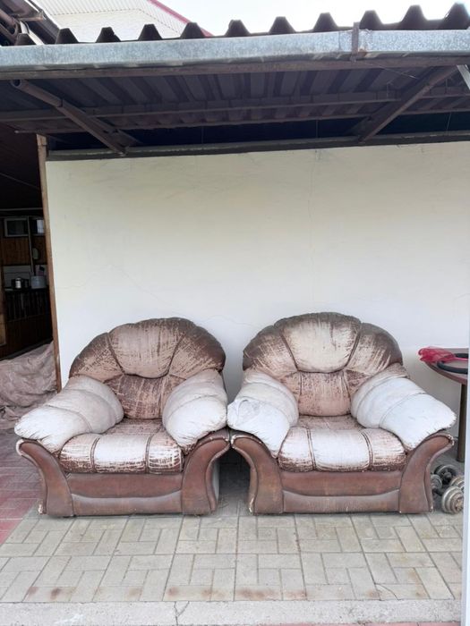 Кресло и диван б/у.