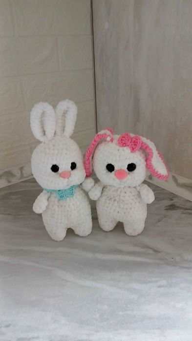 Вязанные игрушки. Зайки.