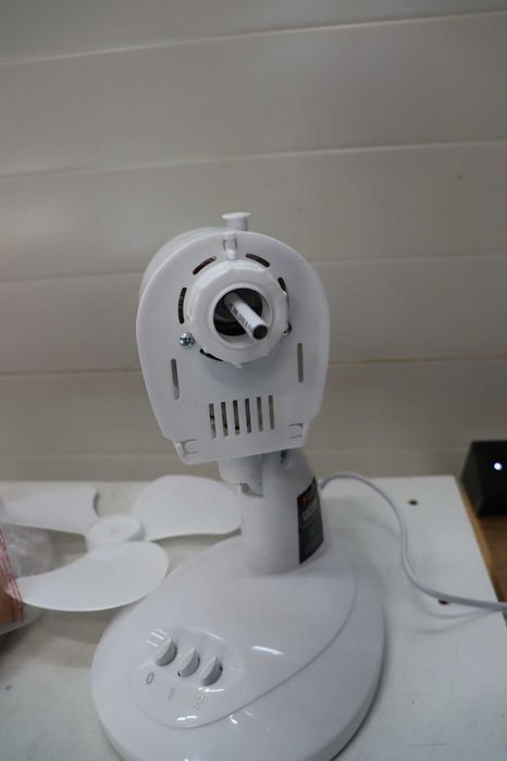 Russell Hobbs Rhpdf0921 Преносим настолен вентилатор 22.8 см 2 скорости Широк диапазон на трептене Тих за спалня или офис Бял