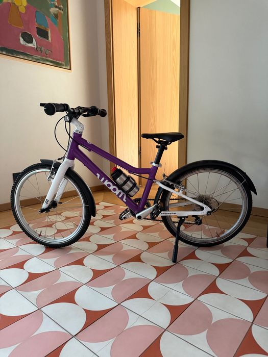 Woom 4 – bicicletă copii 6–8 ani, 20”, foarte ușoară, cu accesorii