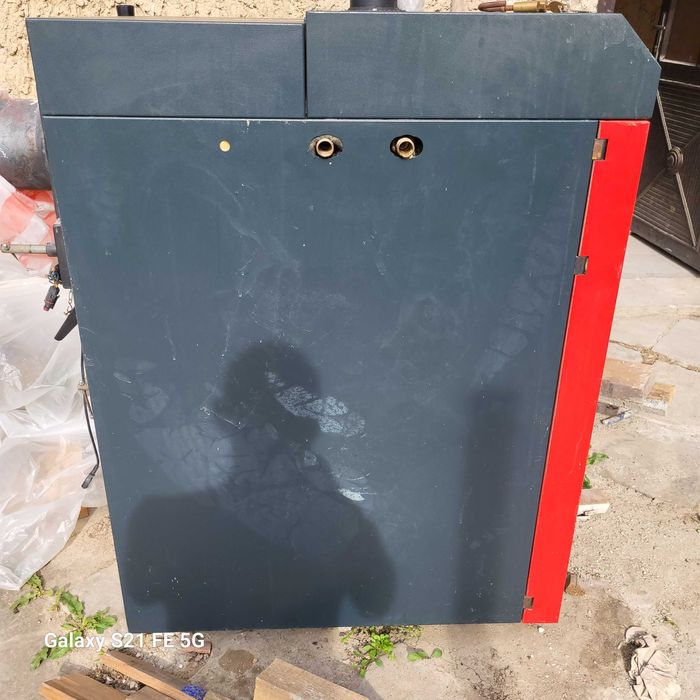 Продавам комбиниран котел със дърва и пилети.