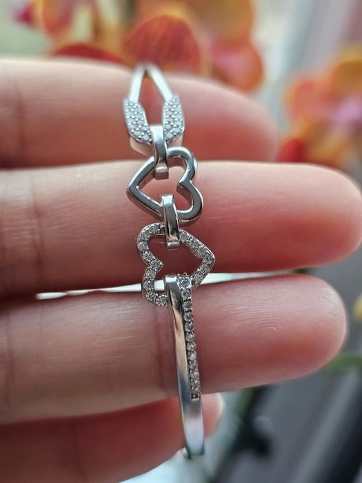 Сребърна гривна с циркони