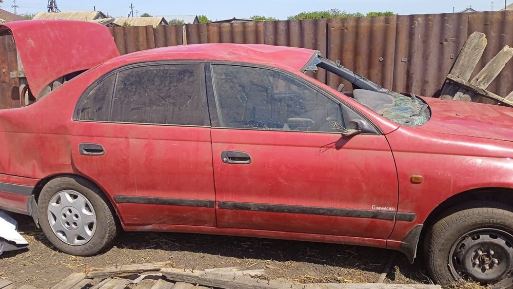 Тойота  карина  е  седан  на  разбор