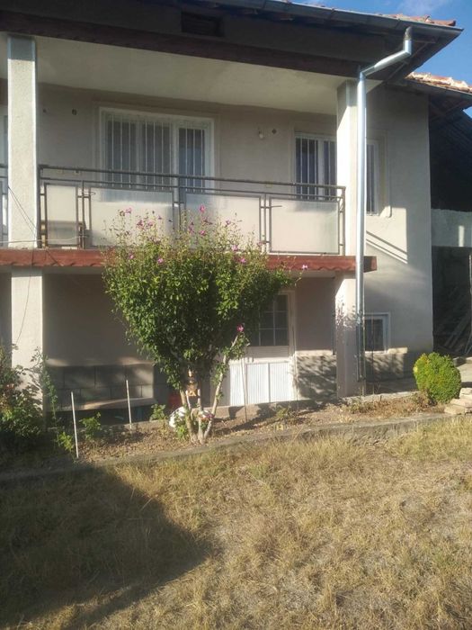 Масивна двуетажна къща