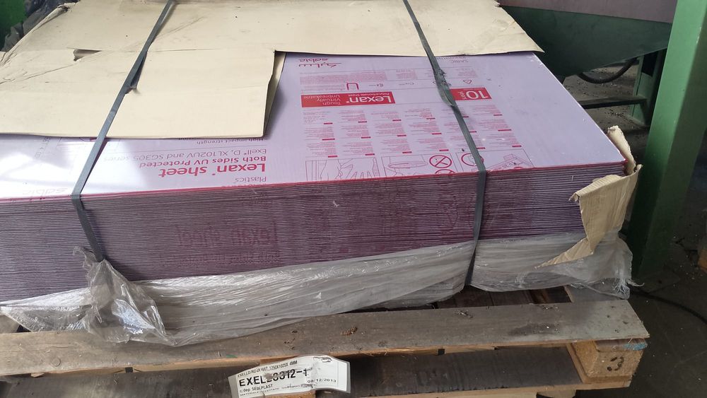 Plexiglas roșu transparent