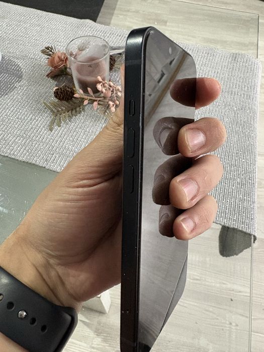 Vand iphone 14 culoare neagra.