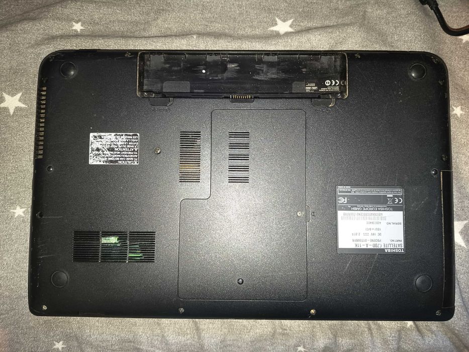 Laptop Toshiba Satellite C70d, quad core AMD A4 5000, video radeon HD8330, display mare 17,3 inch, 4gb ram