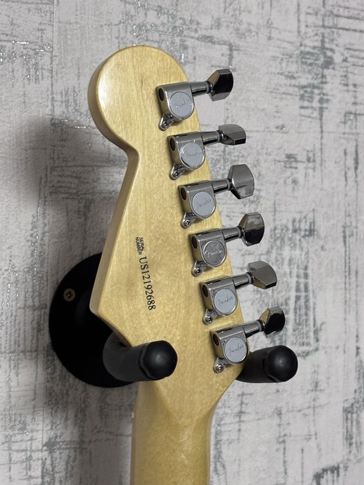 Продаю электрогитару Fender stratocaster white