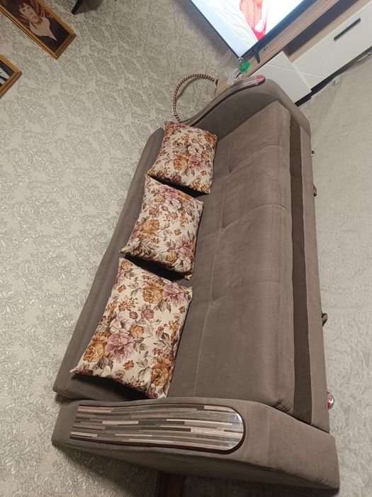 Диван.          .